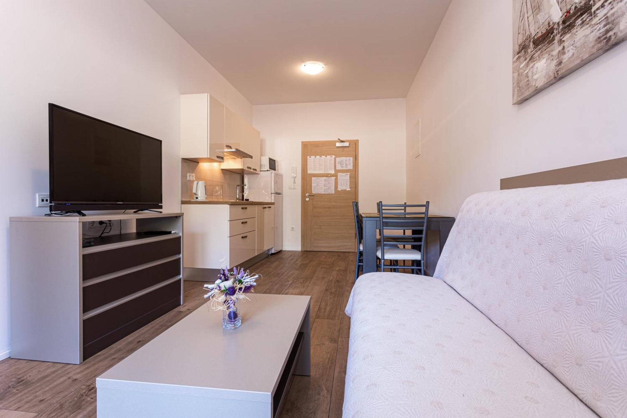 Apartments Crnekovic Tomislava 8A Baška Екстериор снимка