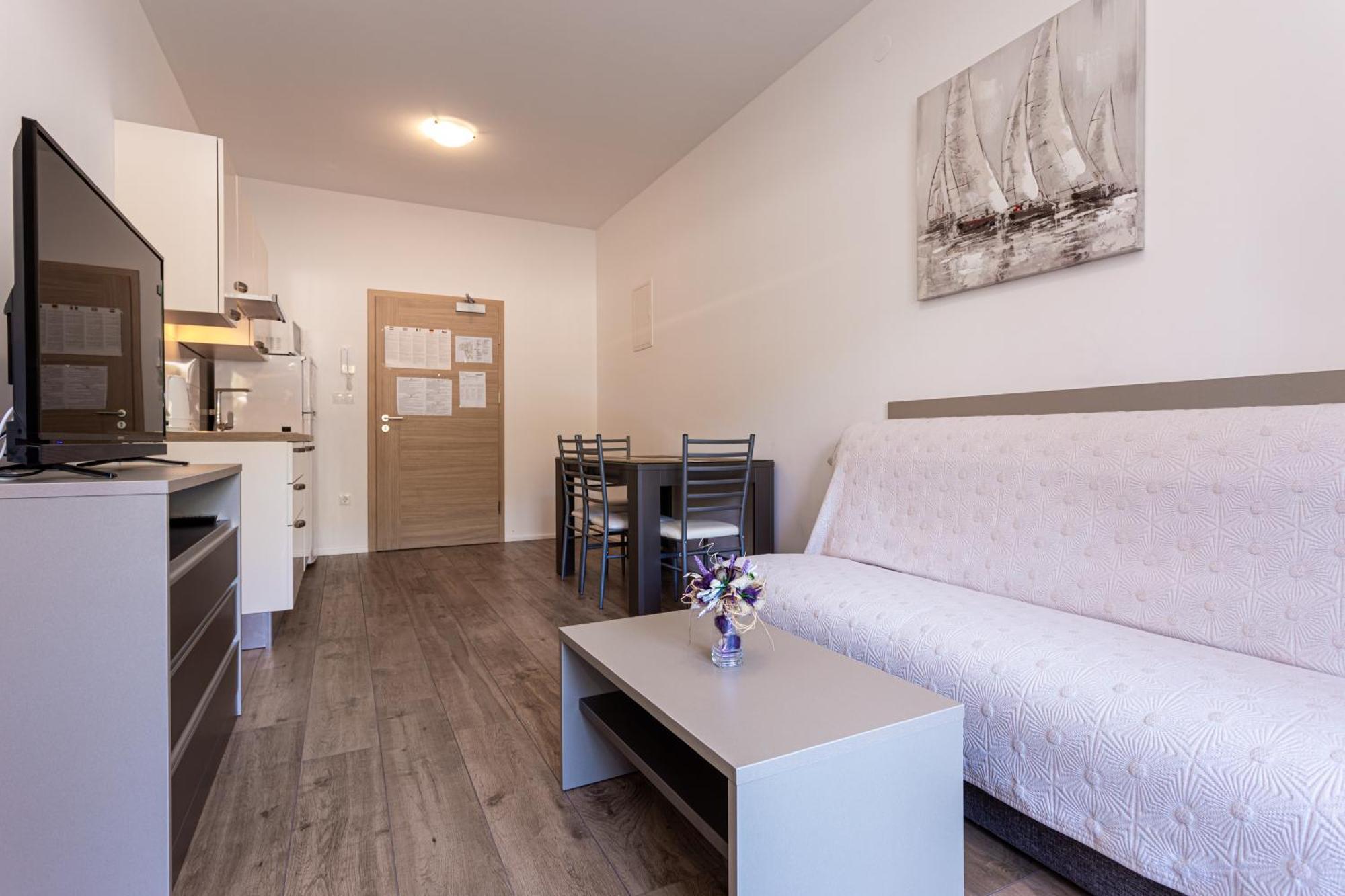 Apartments Crnekovic Tomislava 8A Baška Екстериор снимка
